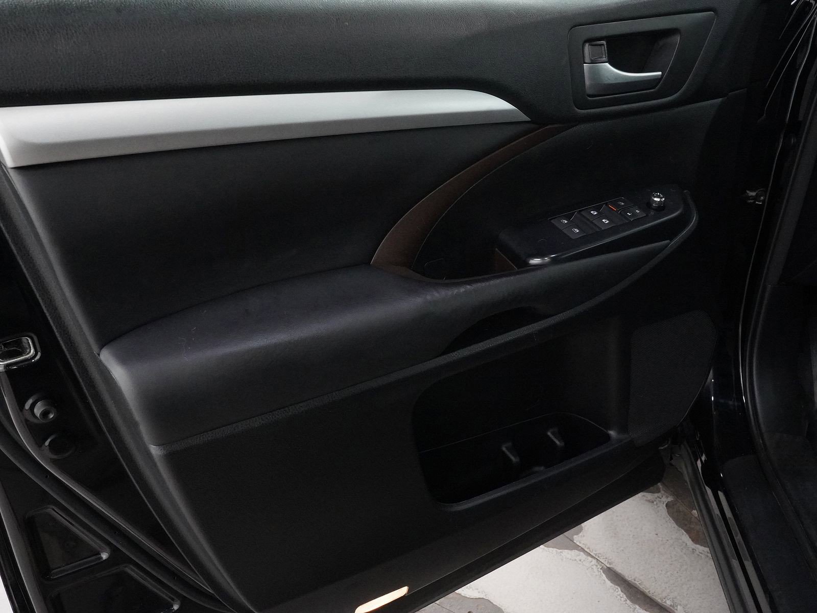 Used 2017 Toyota Highlander XLE image 17