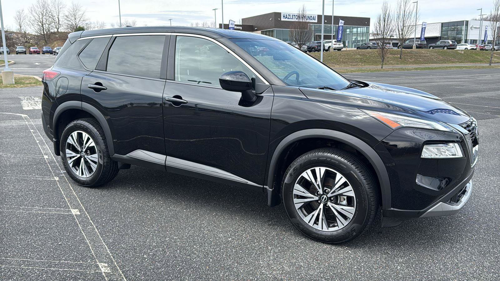 Used 2023 Nissan Rogue SV image 2