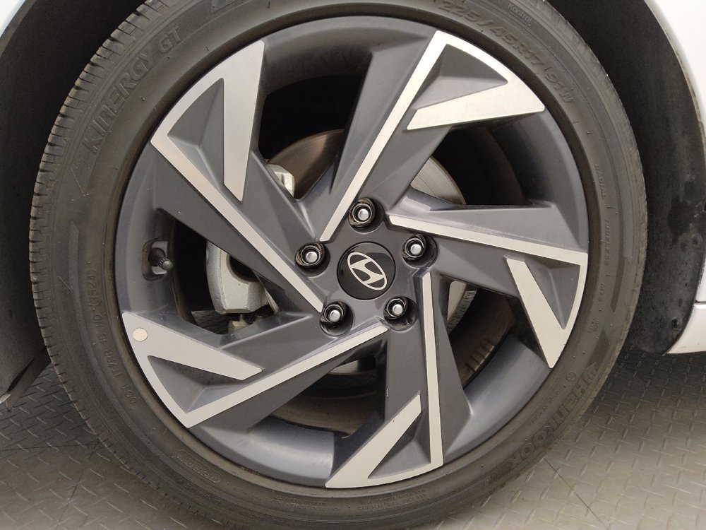 Used 2025 Hyundai Elantra SEL FWD image 31
