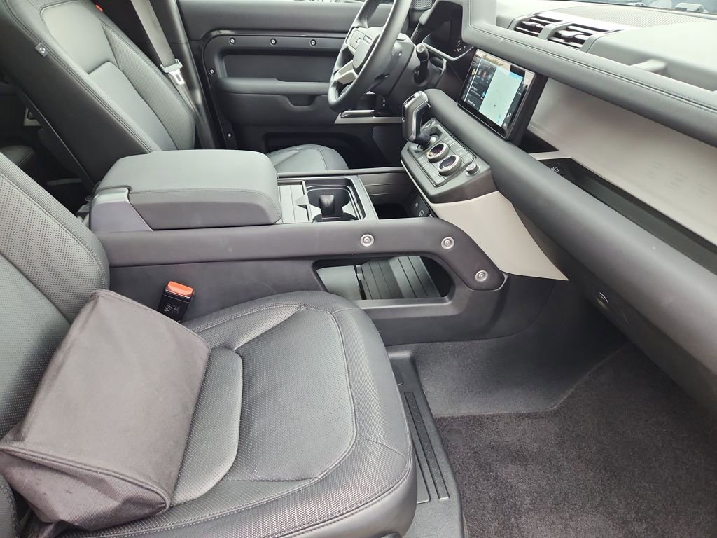 Used 2023 Land Rover Defender 110 X-Dynamic SE image 3