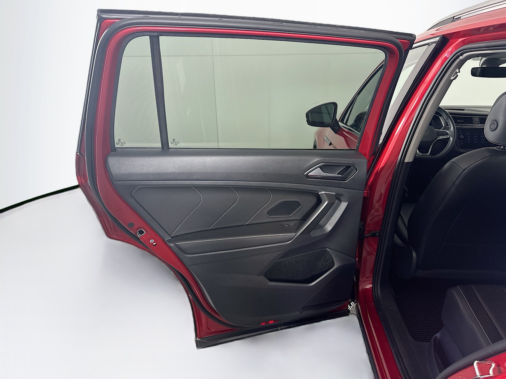 Used 2024 Volkswagen Tiguan SE w/ Panoramic Sunroof Package AWD/4WD image 25