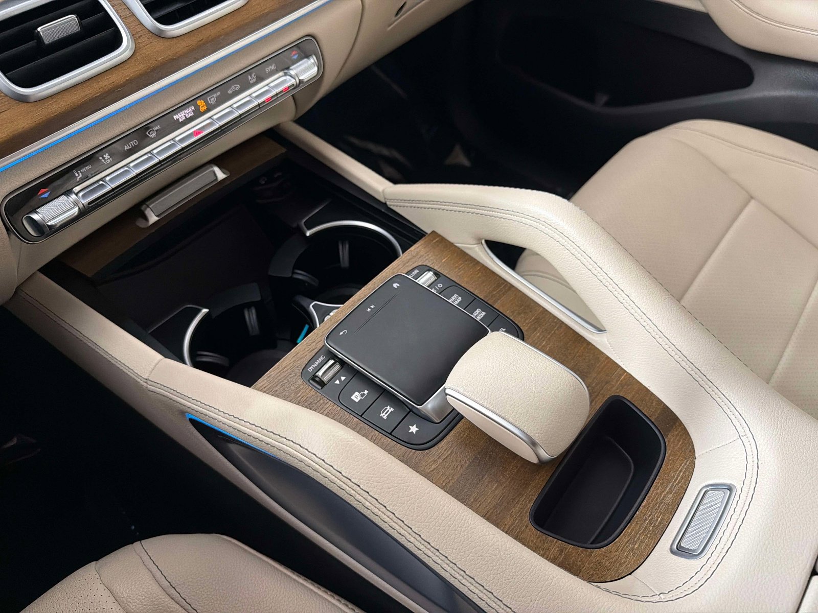 Used 2025 Mercedes-Benz GLC 350e 4MATIC image 42