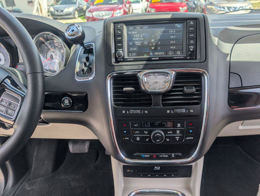 Used 2014 Chrysler Town & Country Touring-L FWD image 19