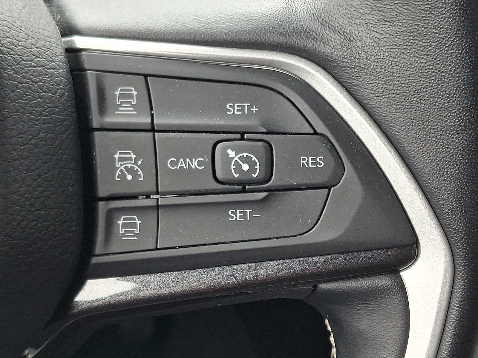 Used 2022 Jeep Grand Cherokee Altitude AWD/4WD image 21