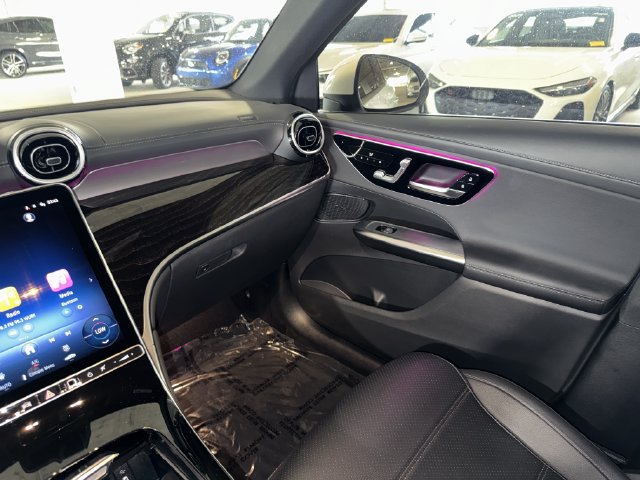 Used 2025 Mercedes-Benz GLC 300 4MATIC image 31