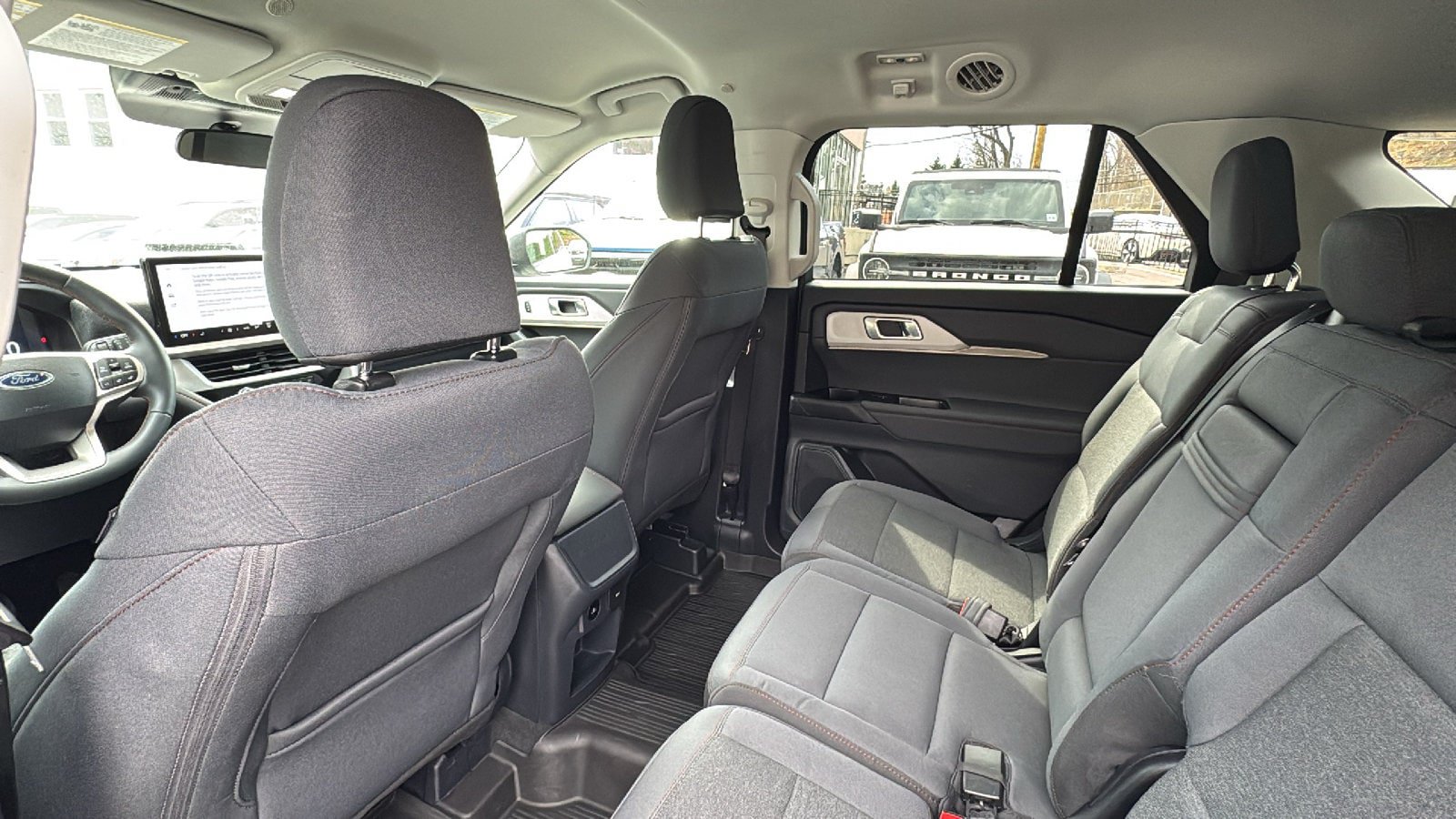 Used 2025 Ford Explorer Active AWD/4WD image 29