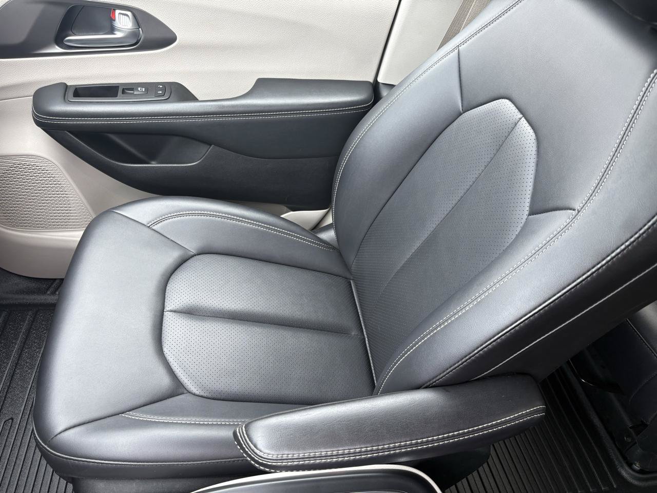 Used 2024 Chrysler Pacifica Limited FWD image 23