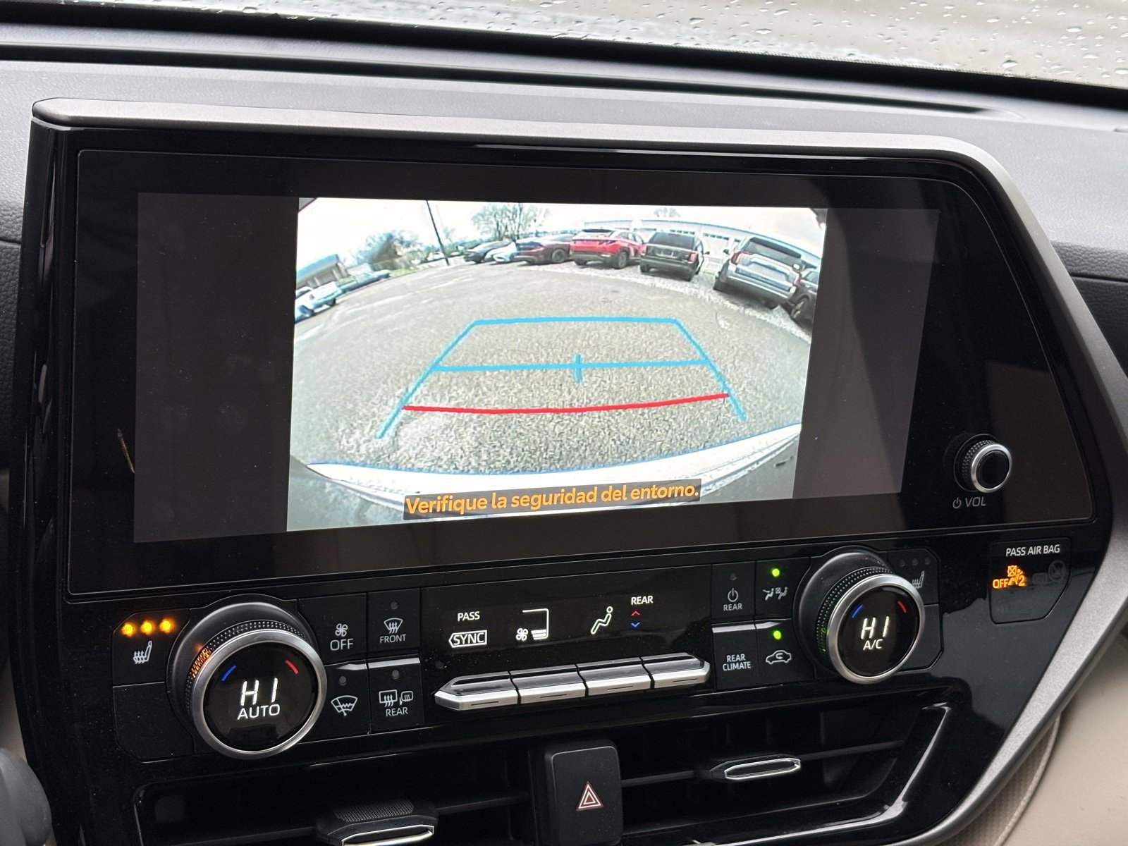 Used 2025 Toyota Highlander XLE image 9