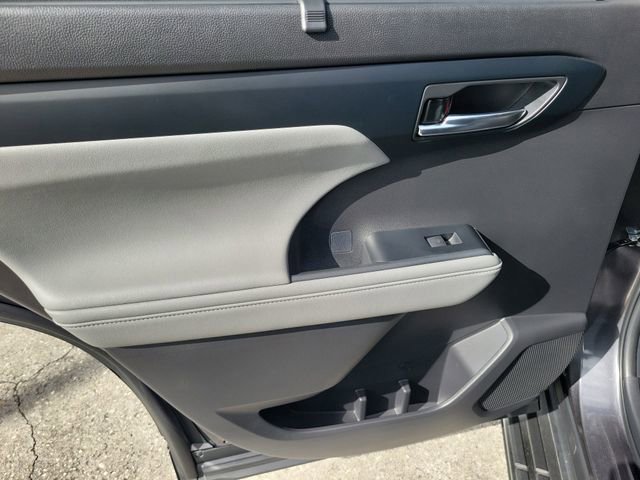 Used 2024 Toyota Highlander XLE image 9