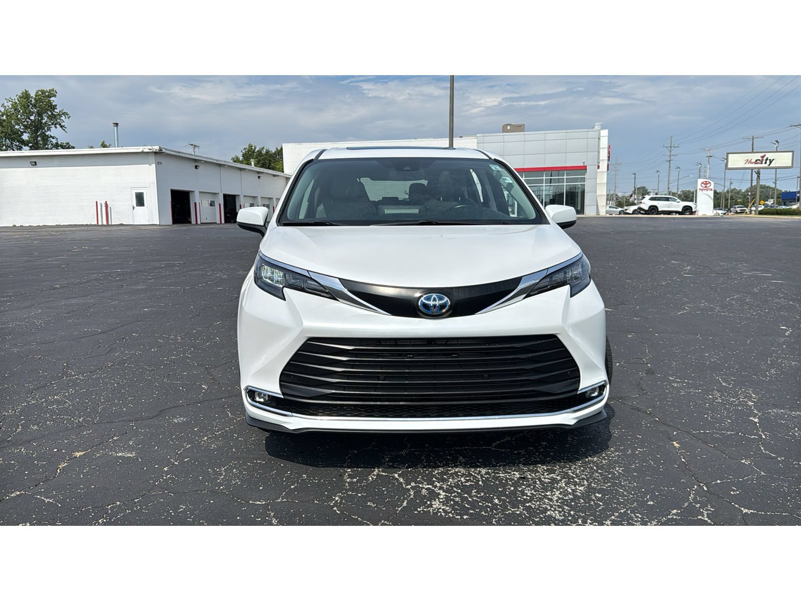 Certified 2024 Toyota Sienna XLE FWD image 2