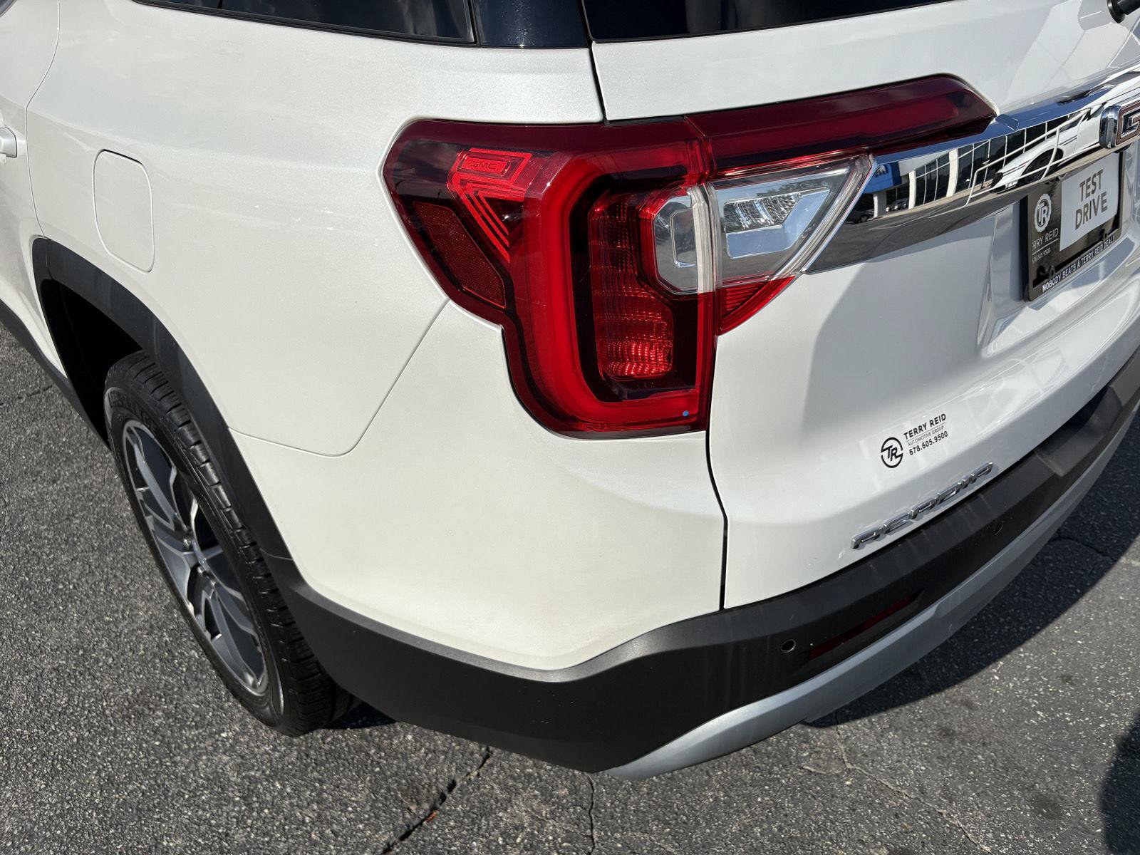 Used 2021 GMC Acadia SLT w/ Premium Package FWD image 16