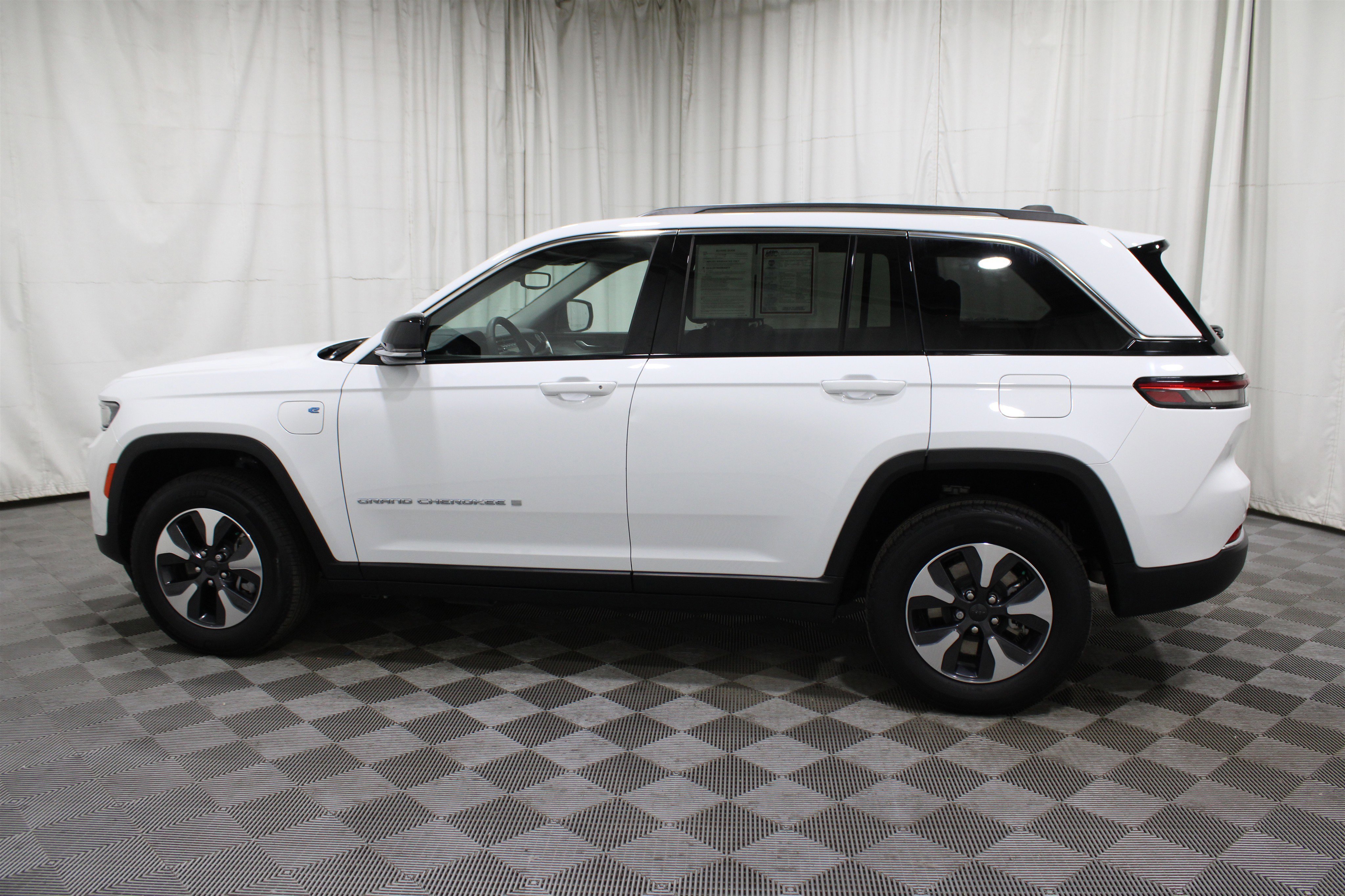Used 2022 Jeep Grand Cherokee Limited 4xe image 39