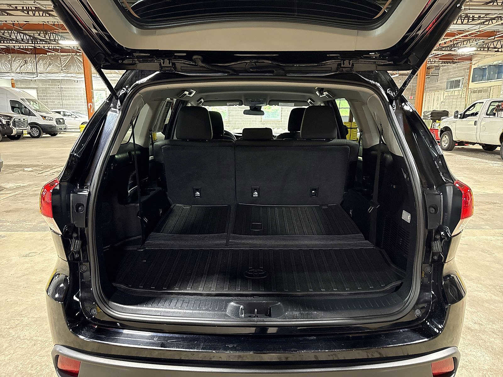Used 2019 Toyota Highlander LE AWD/4WD image 11