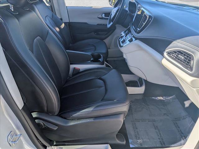 Used 2024 Chrysler Pacifica Select image 18