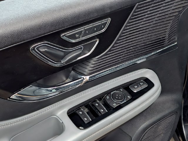 Used 2021 Lincoln Corsair FWD image 12
