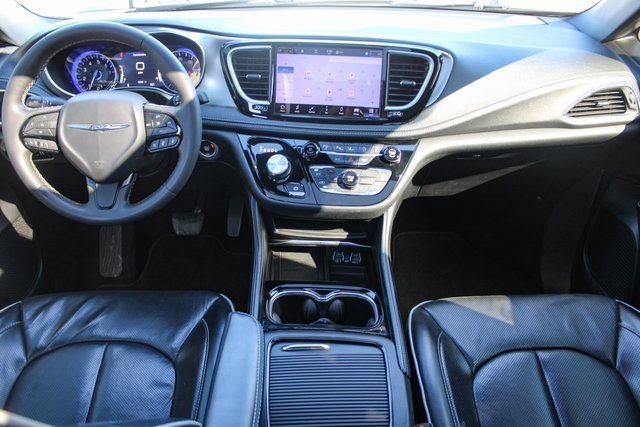 Used 2023 Chrysler Pacifica Limited w/ S Appearance Package image 17
