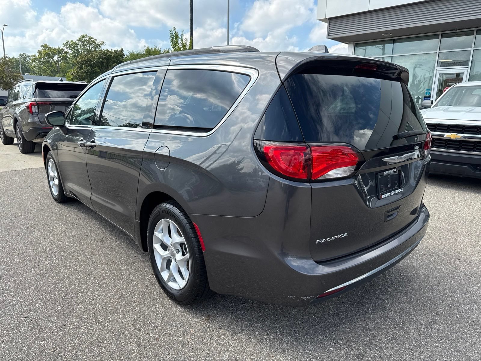 Used 2018 Chrysler Pacifica Touring Plus w/ Tire & Wheel Group FWD image 9