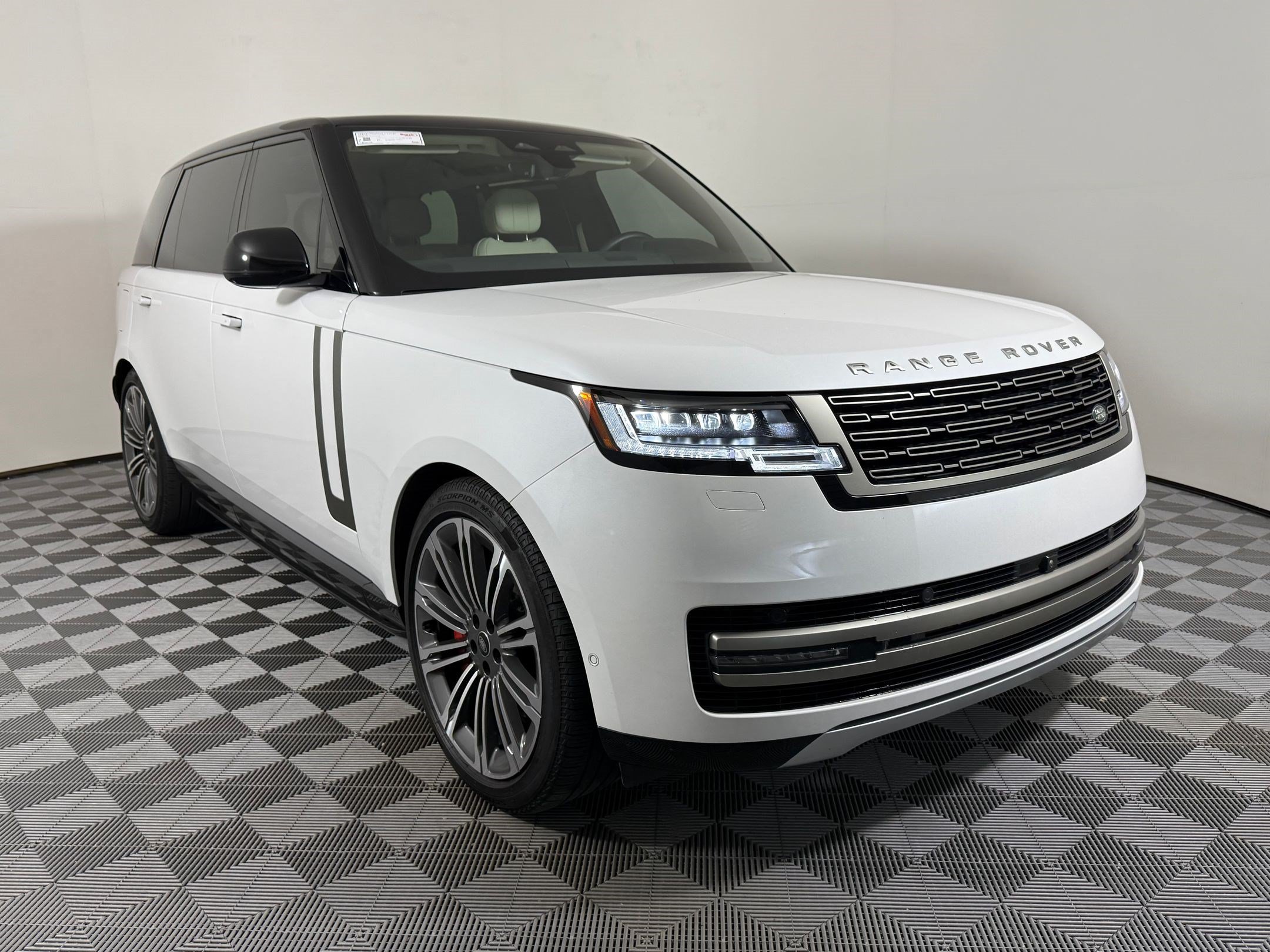 Used 2025 Land Rover Range Rover Long Wheelbase SE AWD/4WD image 8