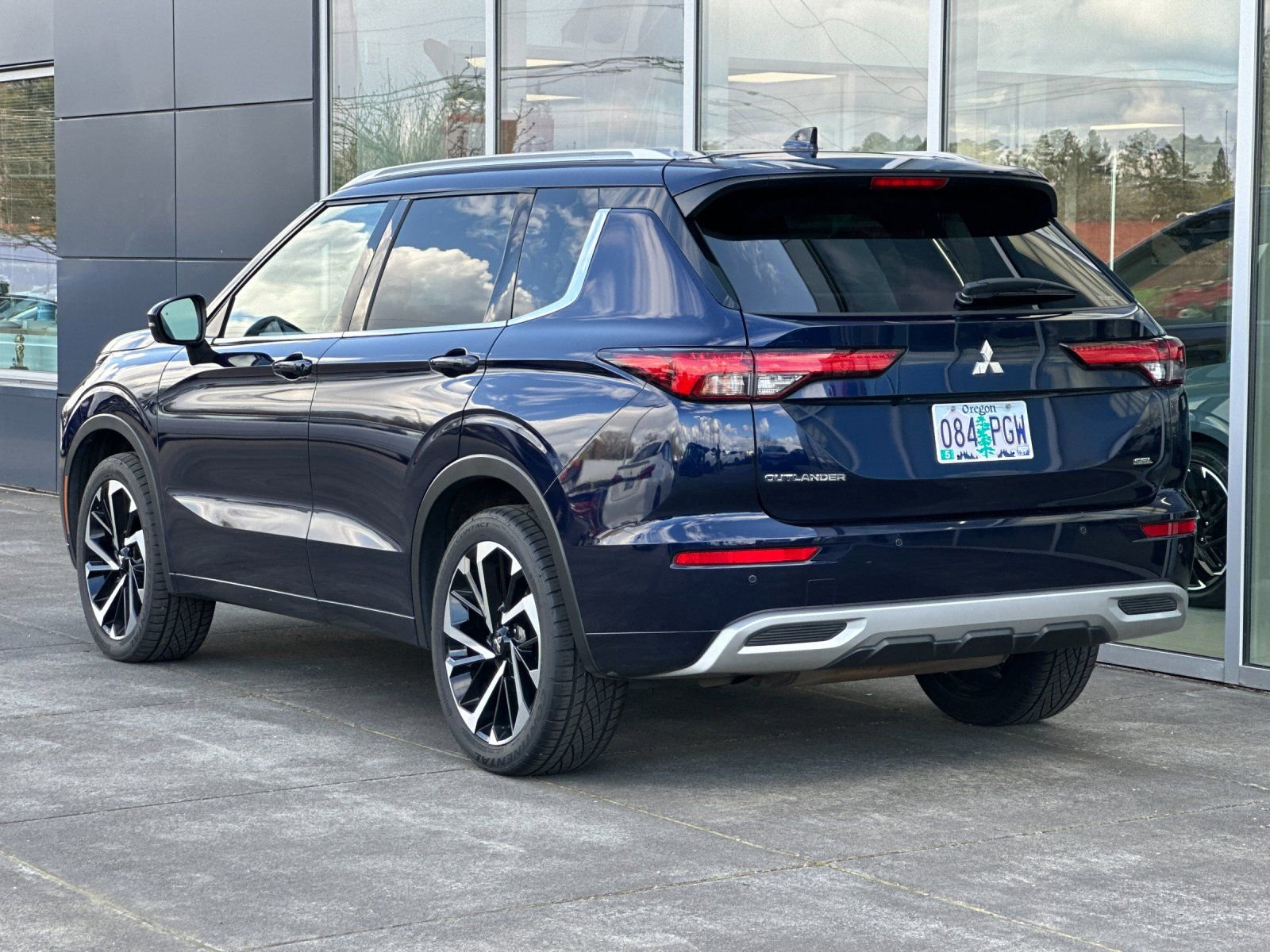 Used 2023 Mitsubishi Outlander AWD image 5