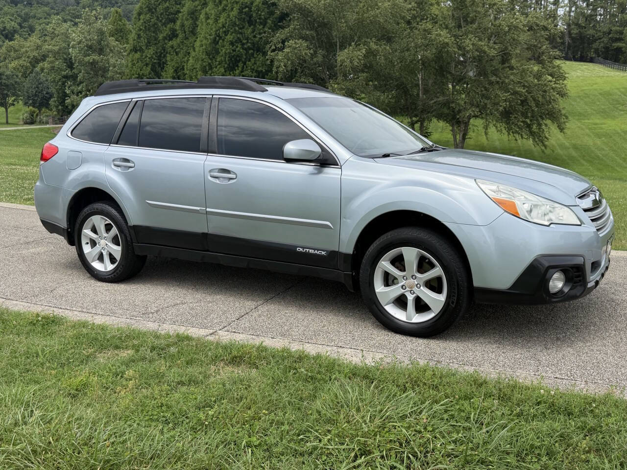 Used 2013 Subaru Outback 2.5i Premium w/ All-Weather Pkg AWD/4WD image 2