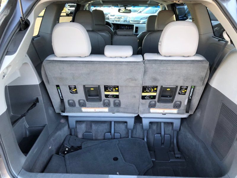 Used 2015 Toyota Sienna XLE FWD image 11