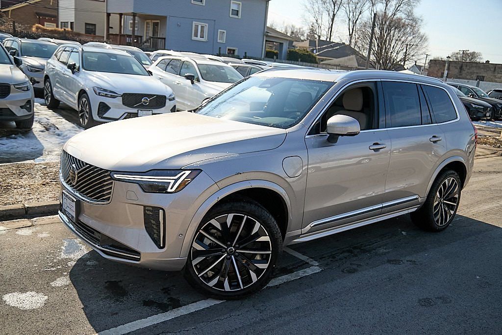 New 2026 Volvo XC90 T8 Plus w/ Protection Package Premier image 3