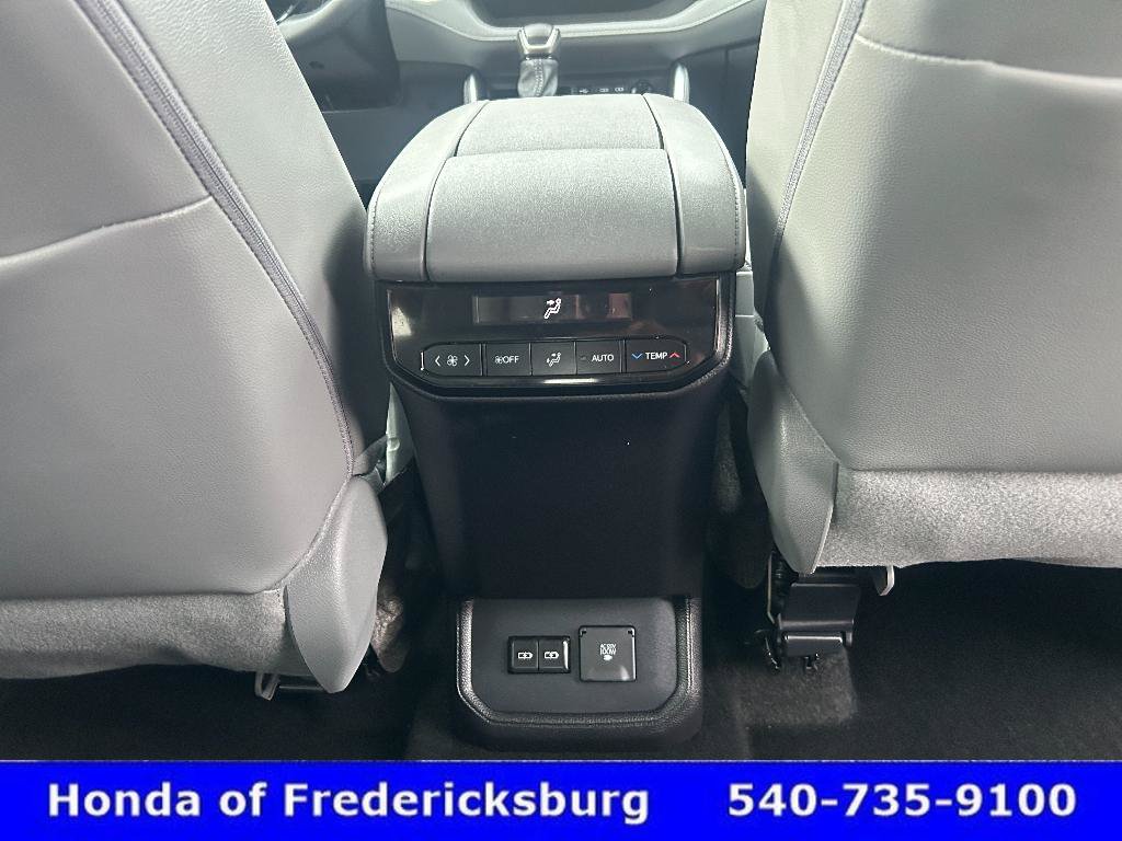 Used 2024 Toyota Highlander Limited AWD/4WD image 30
