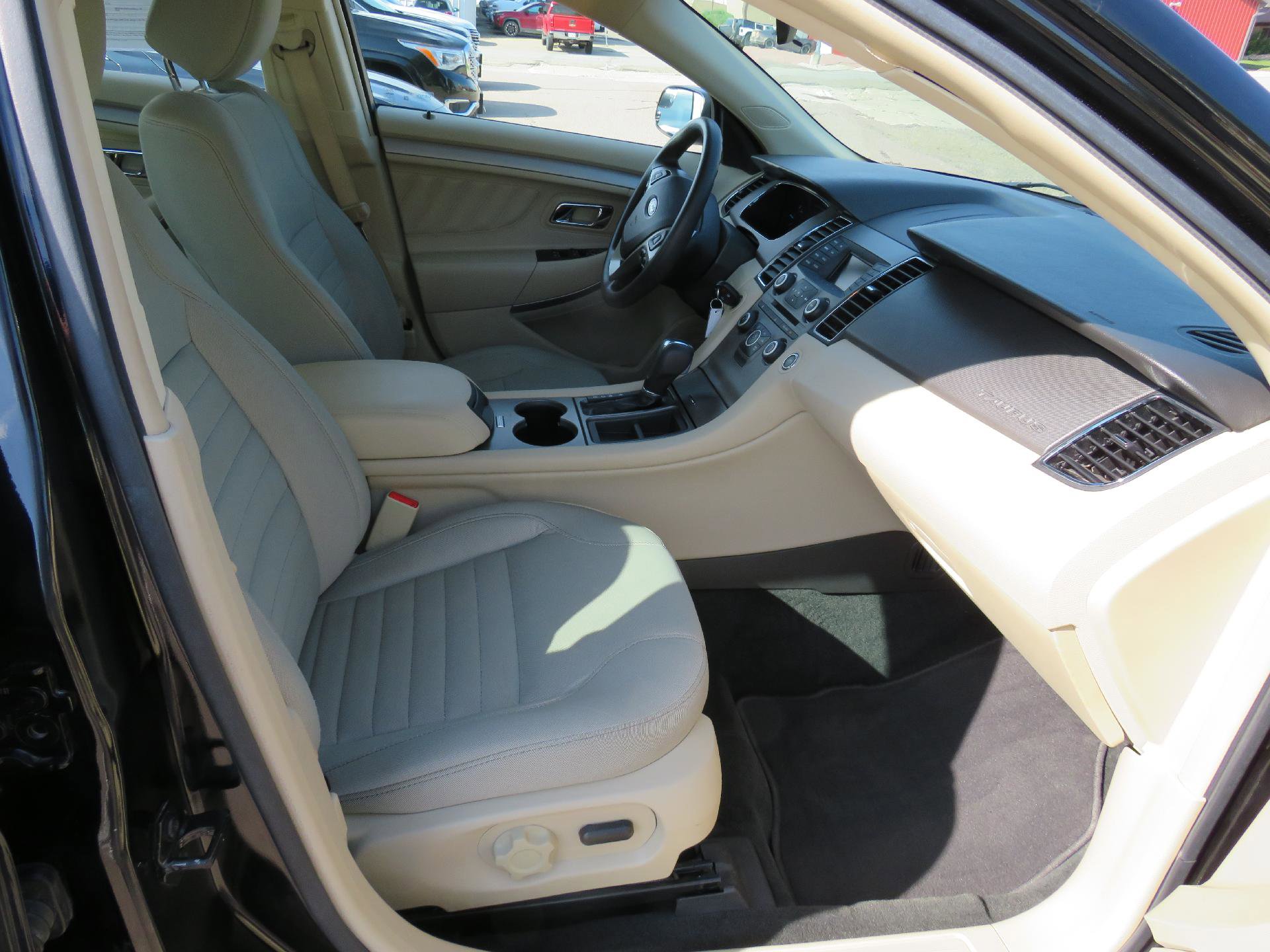 Used 2017 Ford Taurus SE image 10