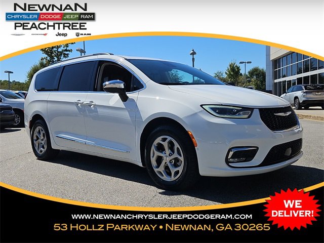 Used 2023 Chrysler Pacifica Limited w/ Uconnect Theater Family Group