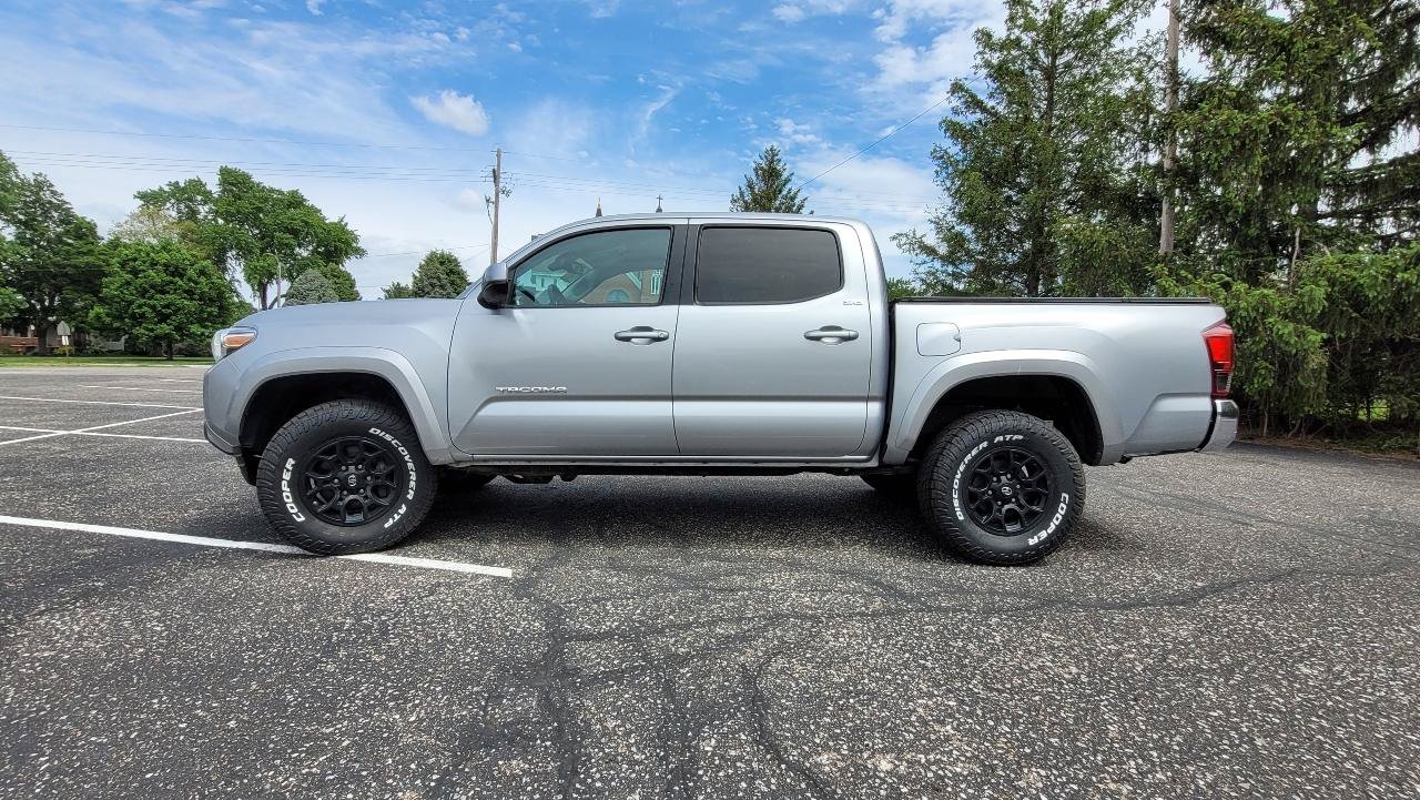 Used 2020 Toyota Tacoma SR5 AWD/4WD image 2