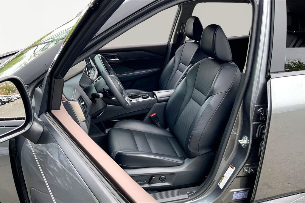 Used 2023 Nissan Rogue SV w/ SV Premium B Package image 15