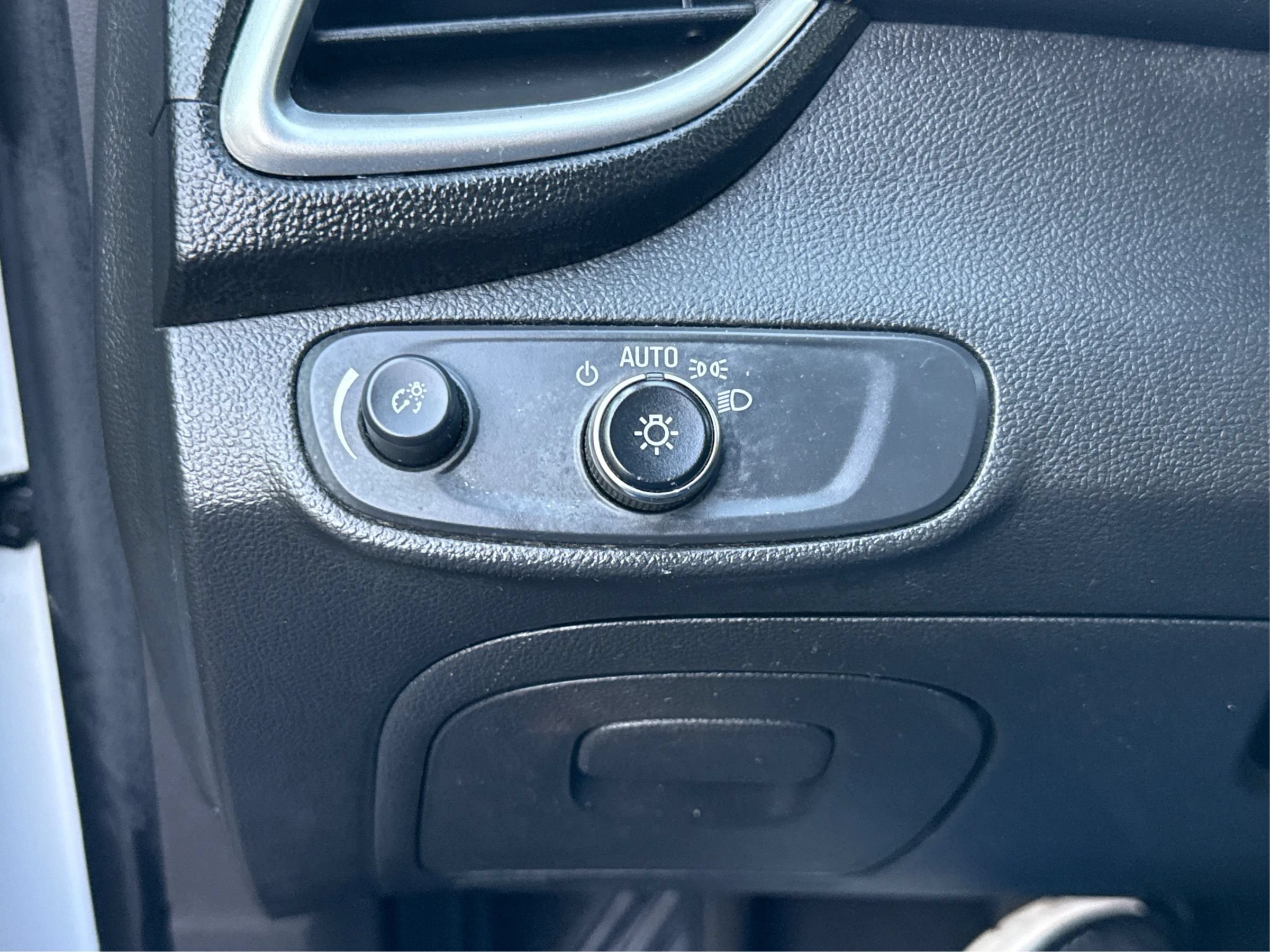 Used 2019 Chevrolet Trax LT w/ LT Convenience Package FWD image 18