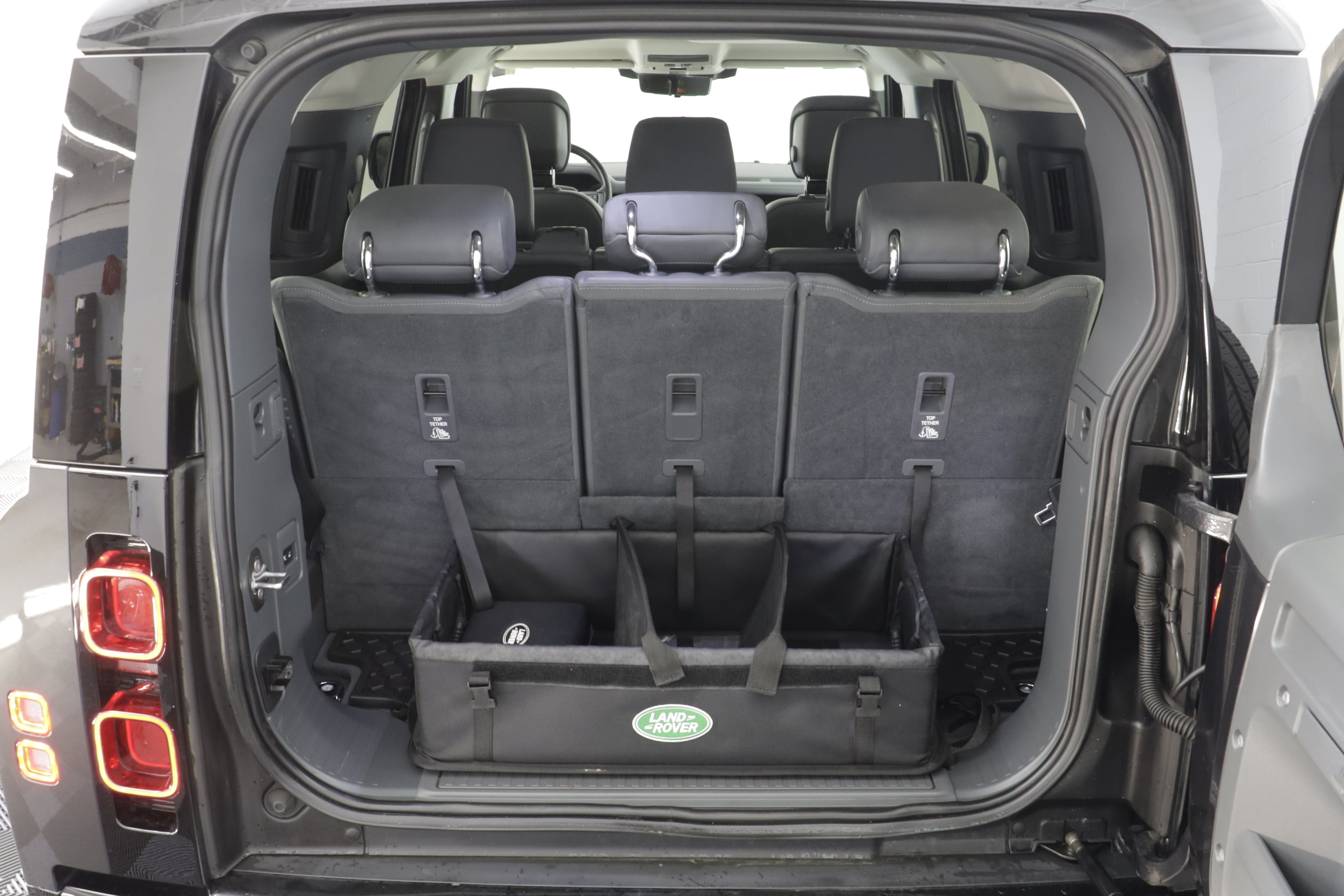 Used 2024 Land Rover Defender 130 X-Dynamic SE AWD/4WD image 18