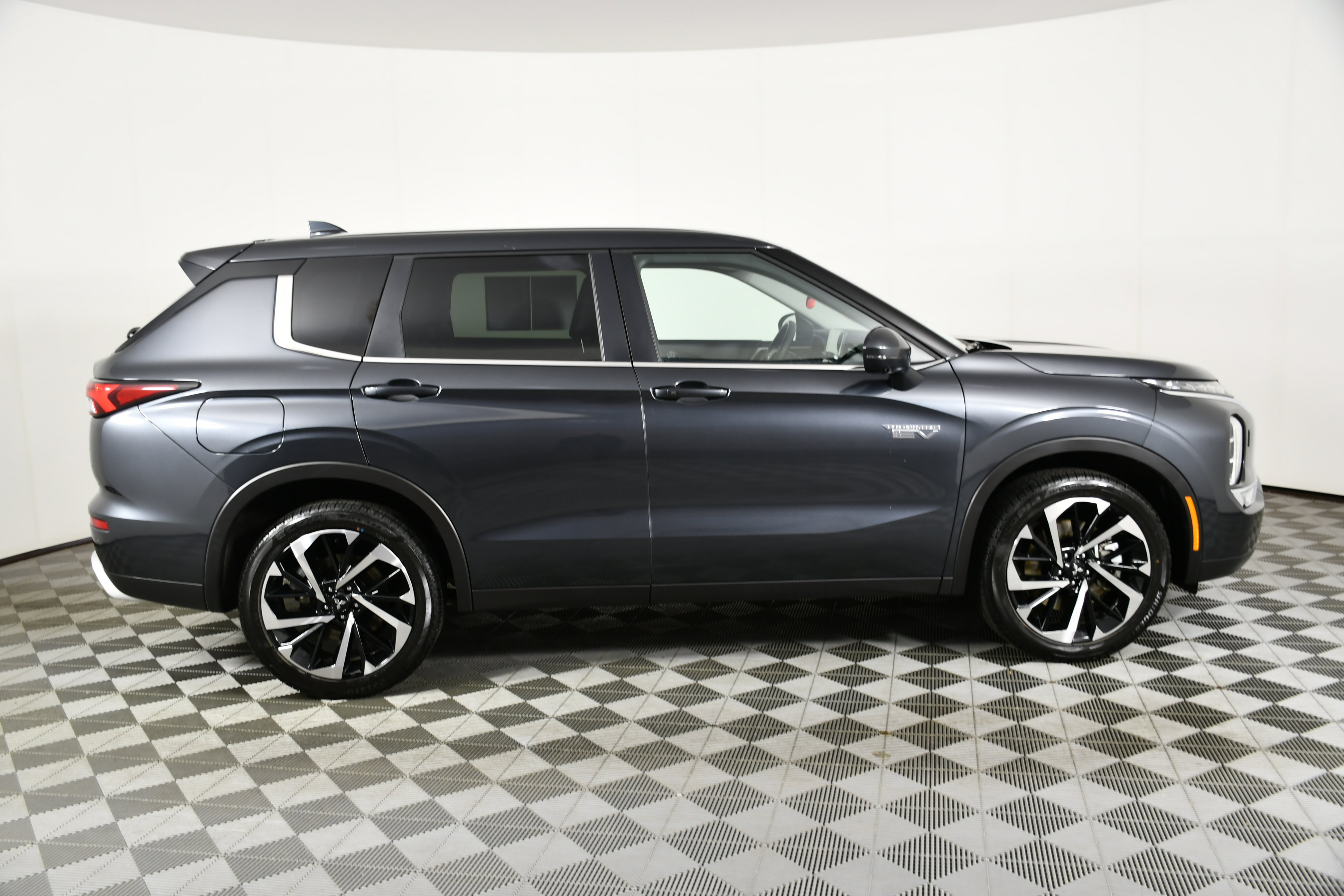 Used 2025 Mitsubishi Outlander SE image 5