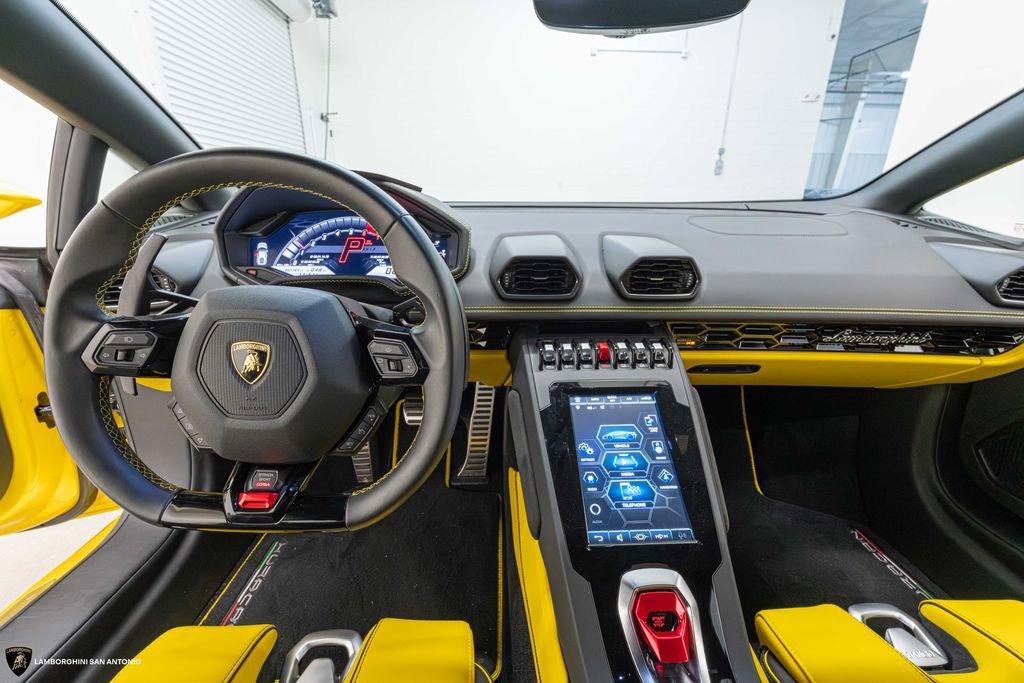 Used 2020 Lamborghini Huracan EVO RWD image 4