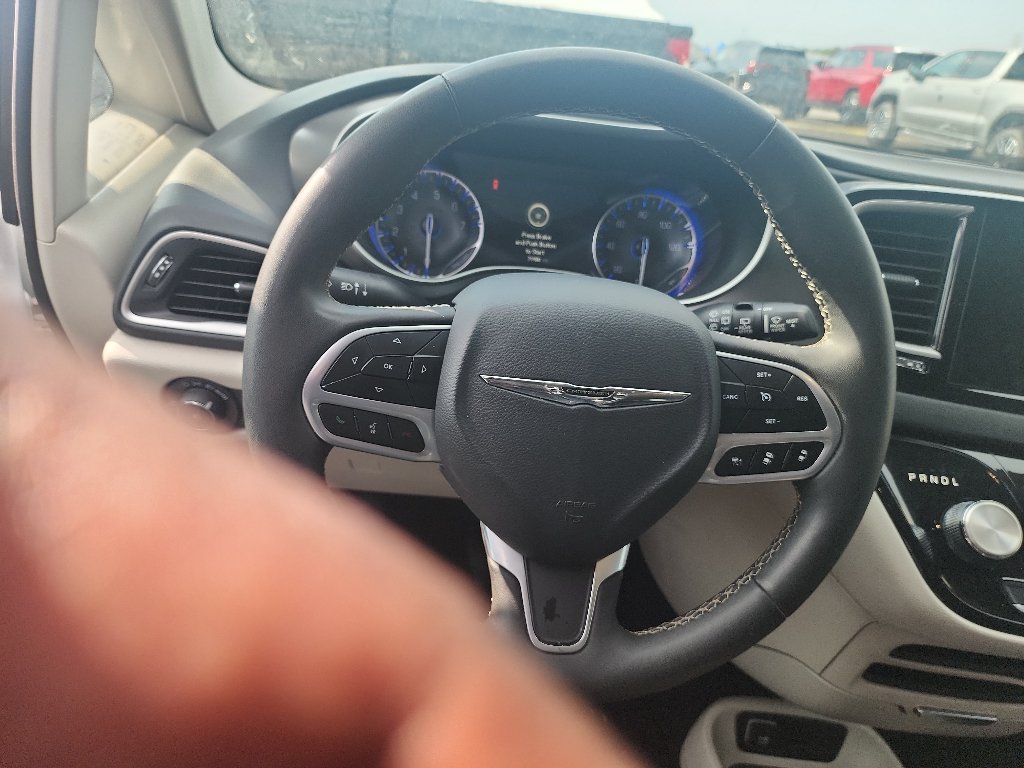 Used 2023 Chrysler Pacifica Touring-L FWD image 9
