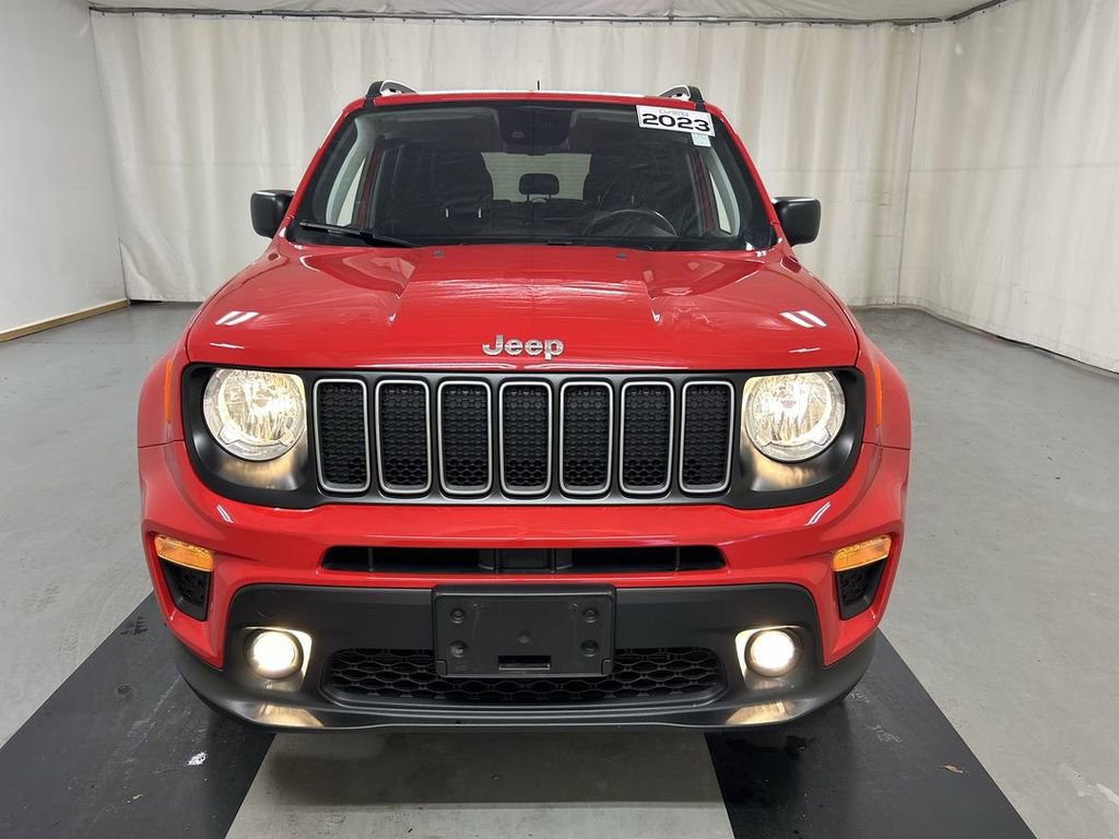 Used 2023 Jeep Renegade Latitude w/ Premium Group AWD/4WD image 3