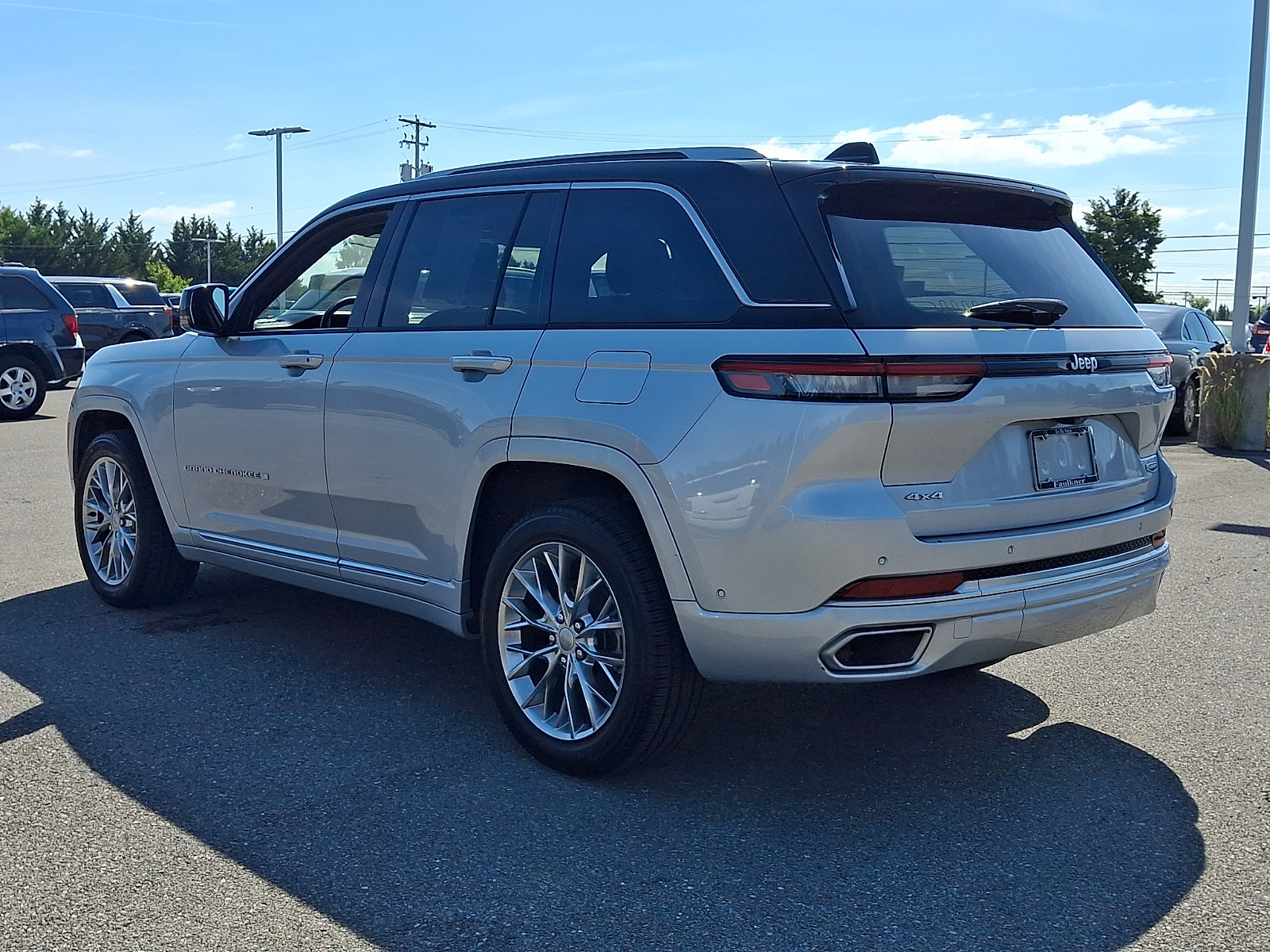 Used 2023 Jeep Grand Cherokee Summit AWD/4WD image 4