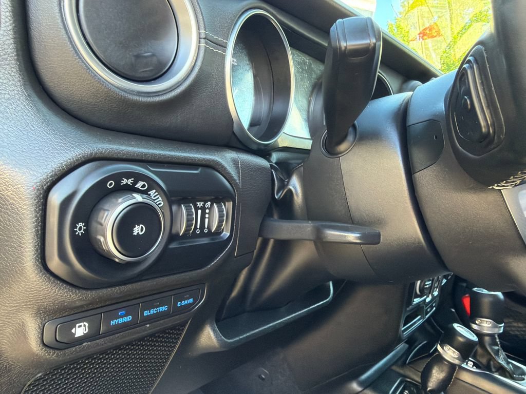 Used 2022 Jeep Wrangler Unlimited Sahara w/ Cold Weather Group AWD/4WD image 32