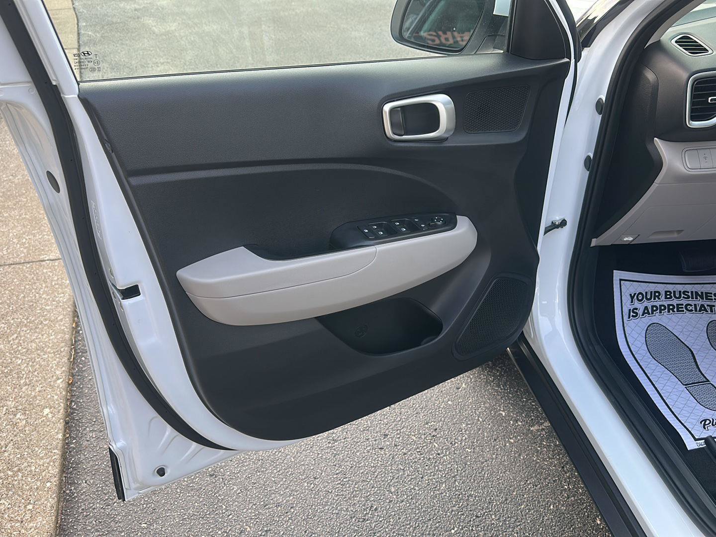 Used 2025 Hyundai Venue SEL FWD image 18