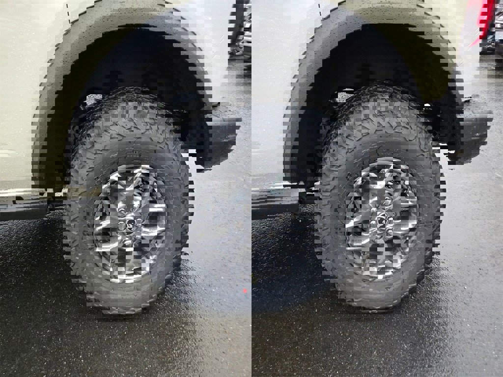 New 2025 Ford Bronco Badlands image 9