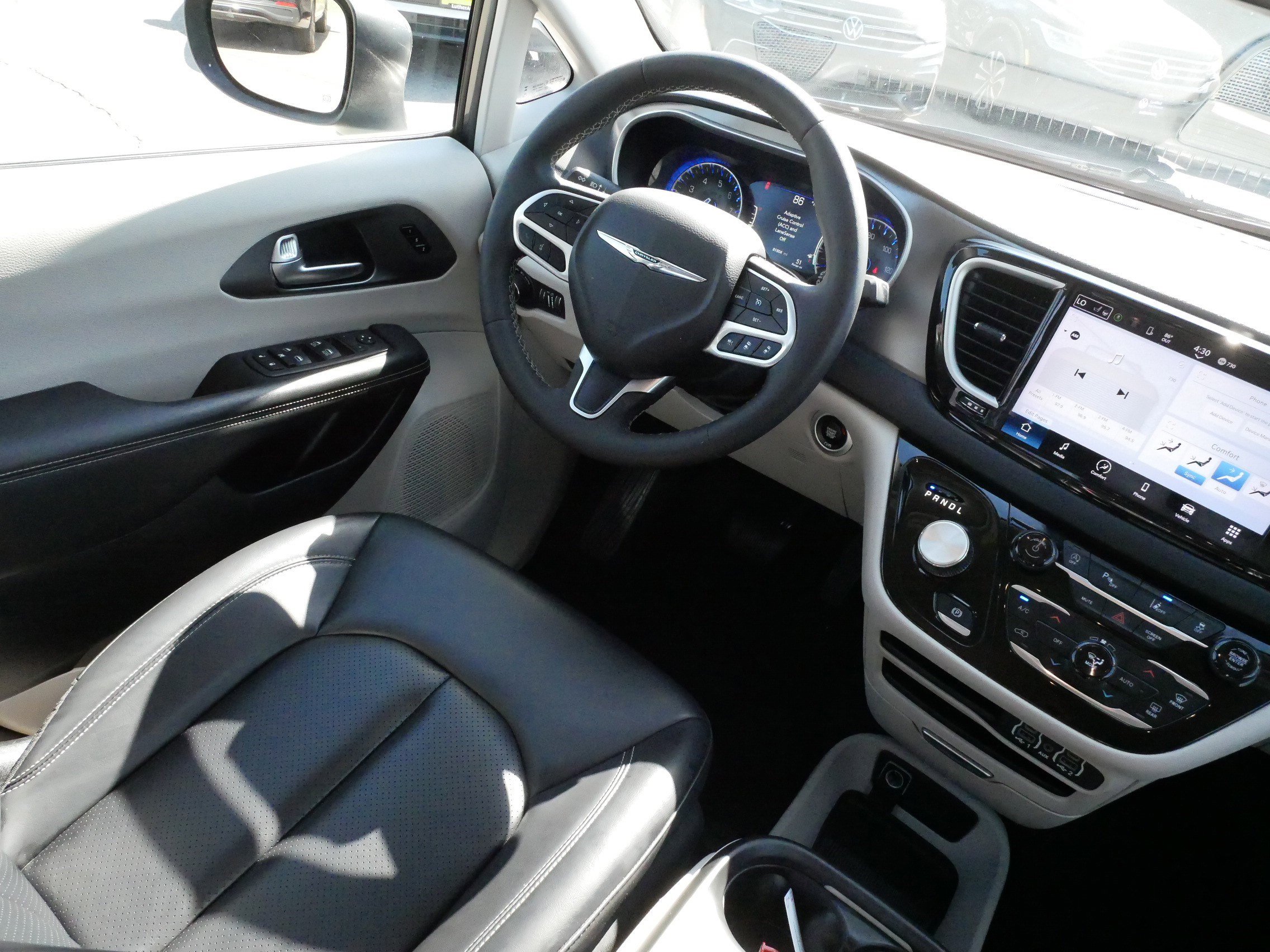 Used 2023 Chrysler Pacifica Touring-L FWD image 9