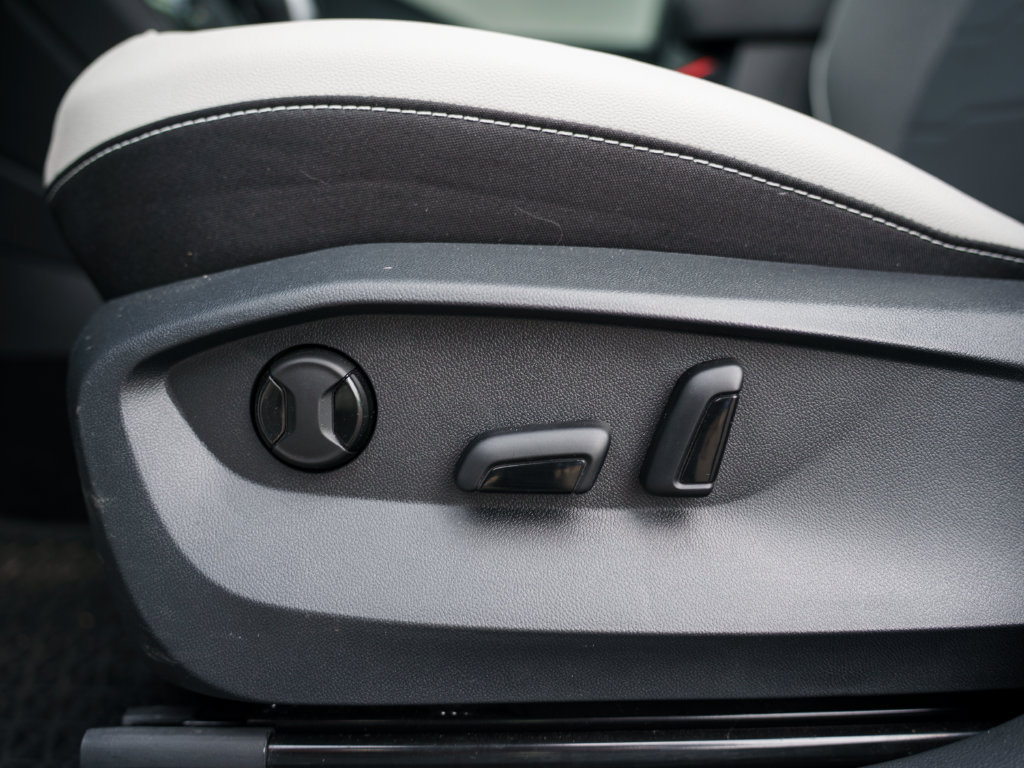 Certified 2025 Volkswagen Taos SE AWD/4WD image 20