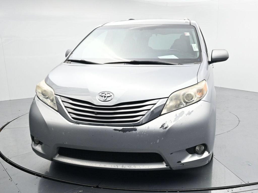 Used 2015 Toyota Sienna XLE w/ Four Season Floor Mat Package FWD image 3