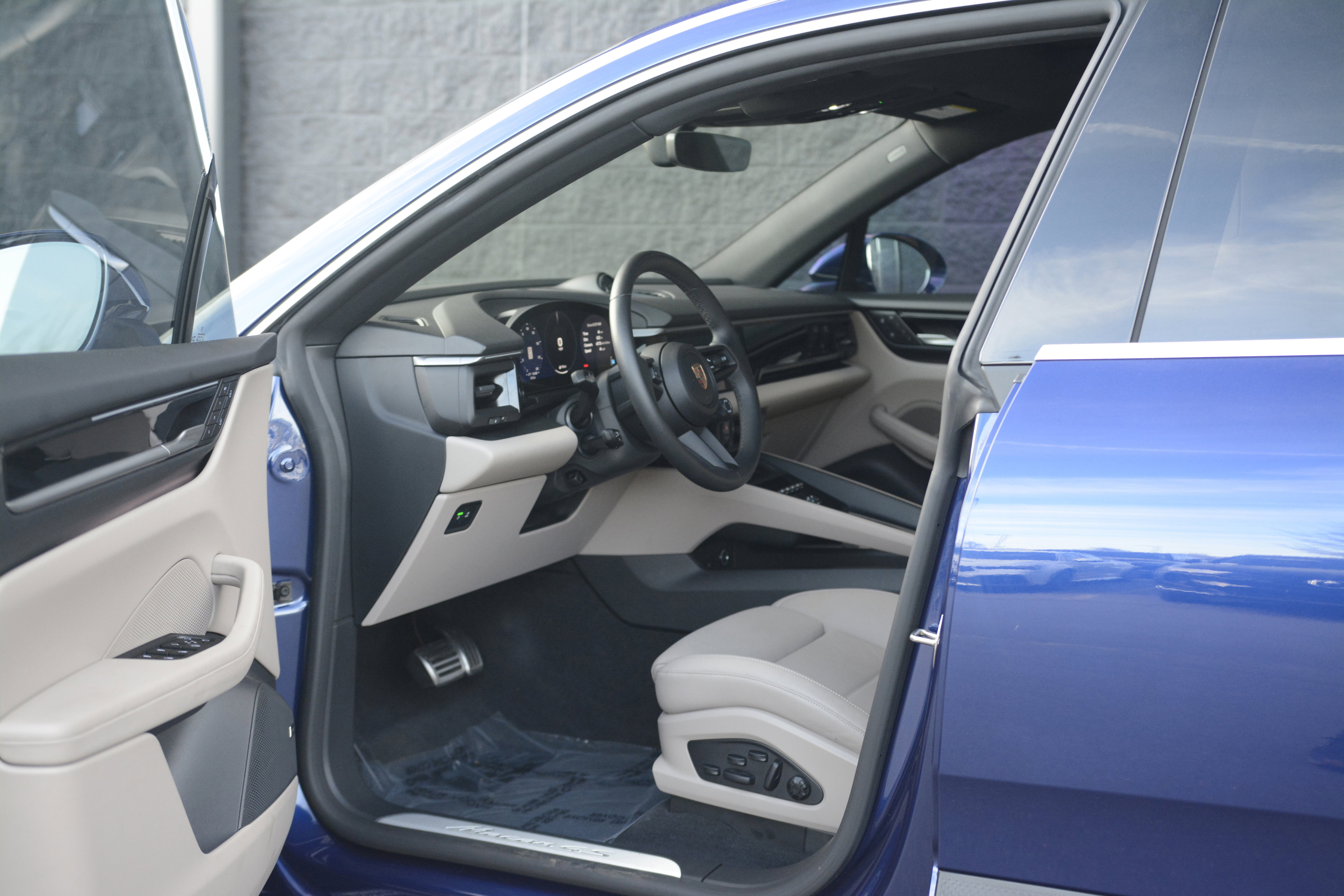 Certified 2025 Porsche Macan 4S Electric image 15