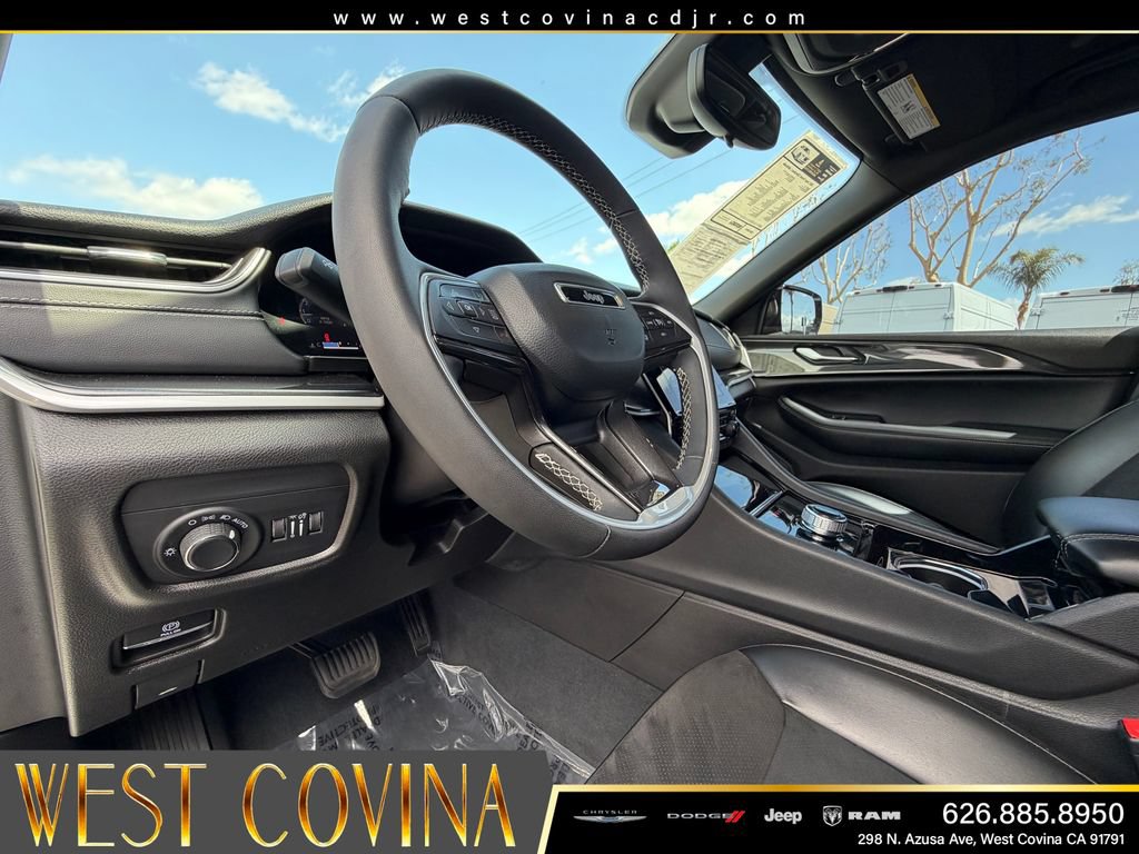 Used 2023 Jeep Grand Cherokee L Laredo AWD/4WD image 26