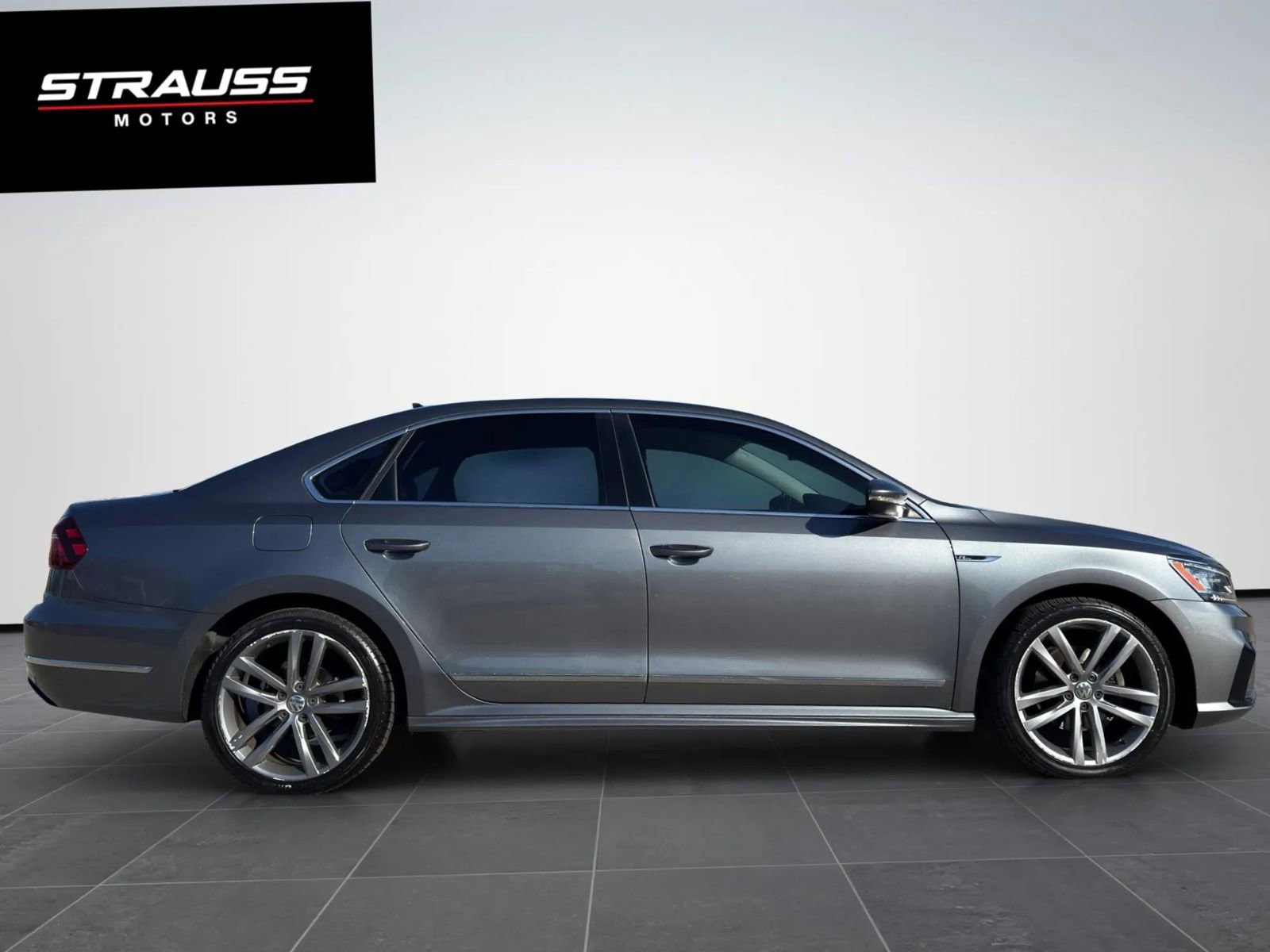 Used 2017 Volkswagen Passat 1.8T R-Line w/ R-Line Lighting Package image 5