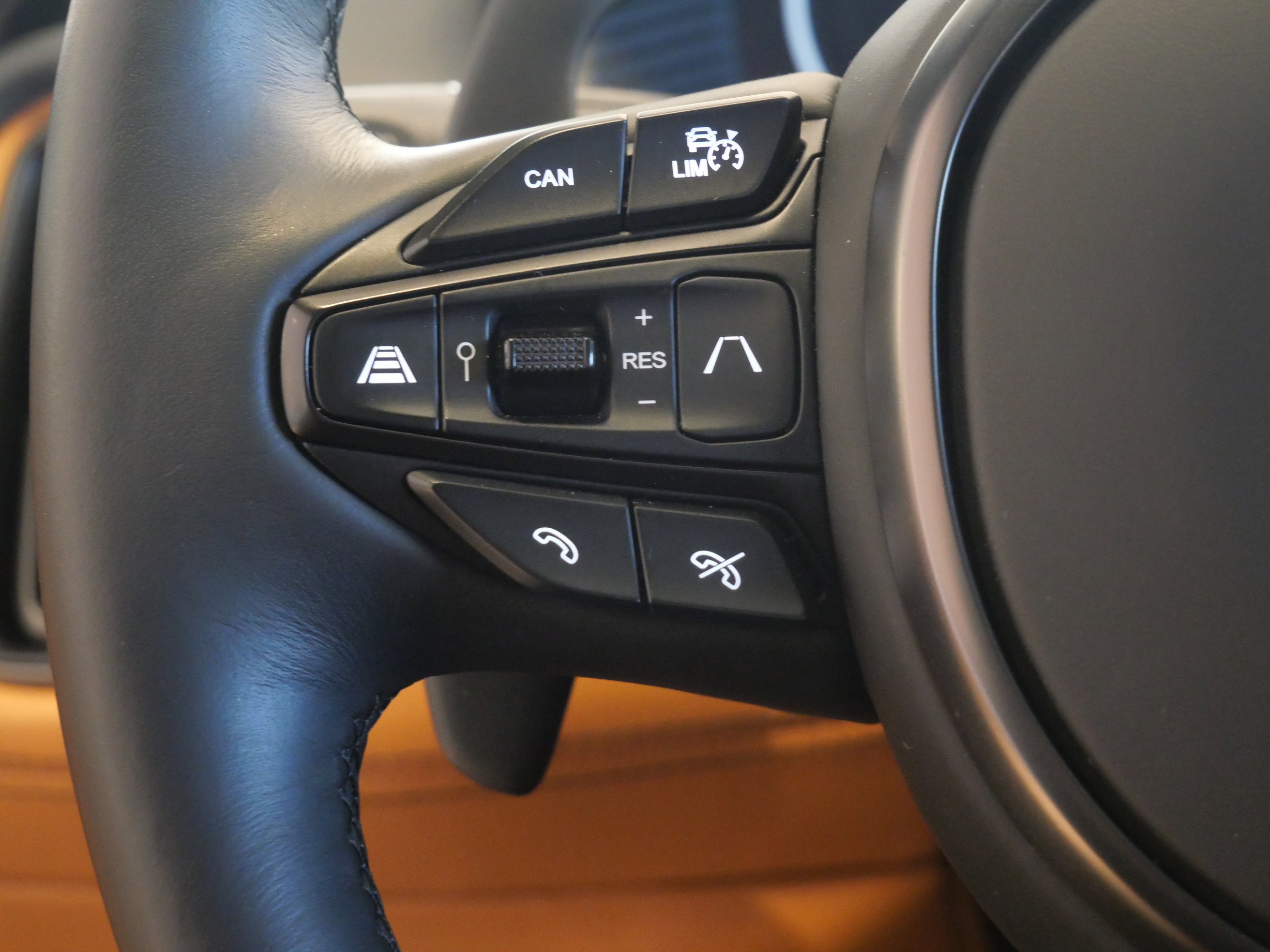 Used 2023 Aston Martin DBX image 39