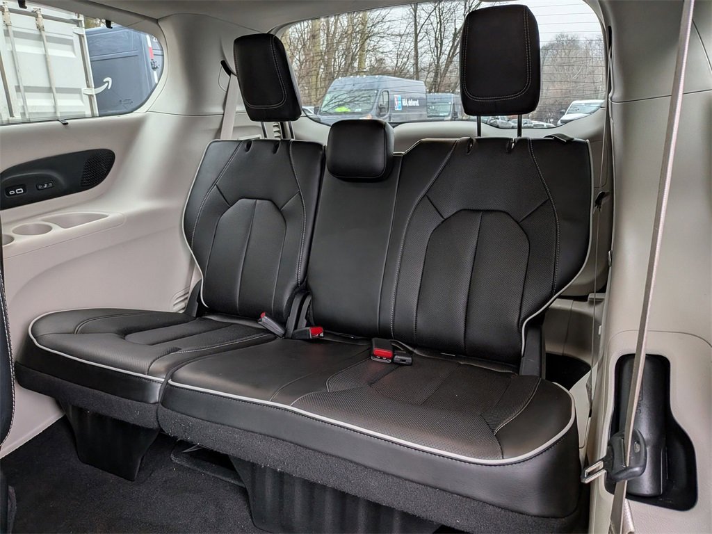 Used 2022 Chrysler Pacifica Limited w/ Uconnect Theater Family Group image 33