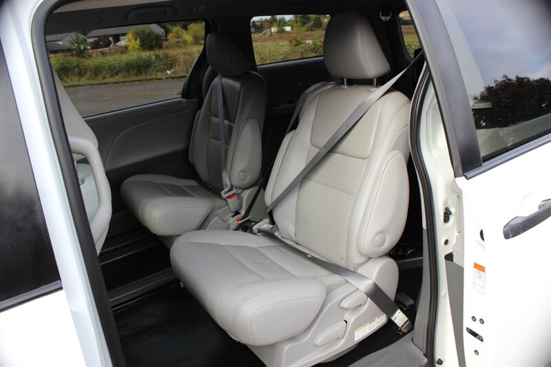 Used 2020 Toyota Sienna L FWD image 13